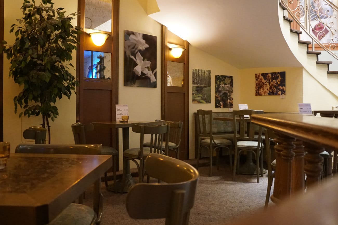 Bild von unserer Sitzecke der Bar, mit einem Treppenaufgang.